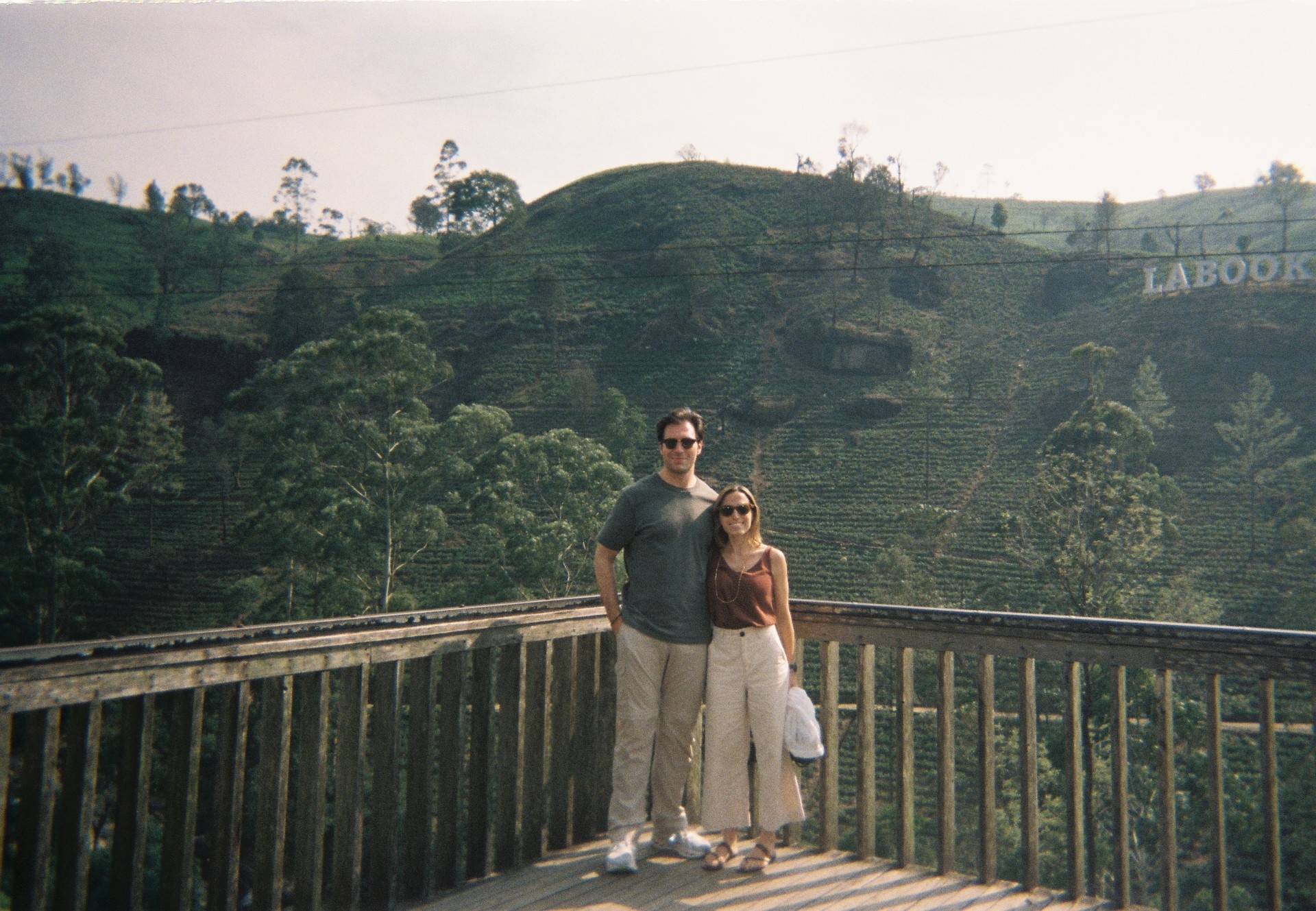 Lucía y Clemente en una plantación de té